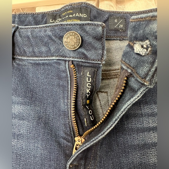 Lucky Brand Skinny Jeans. Frayed Bottoms. Good condition. Size 6. - Picture 3 of 5